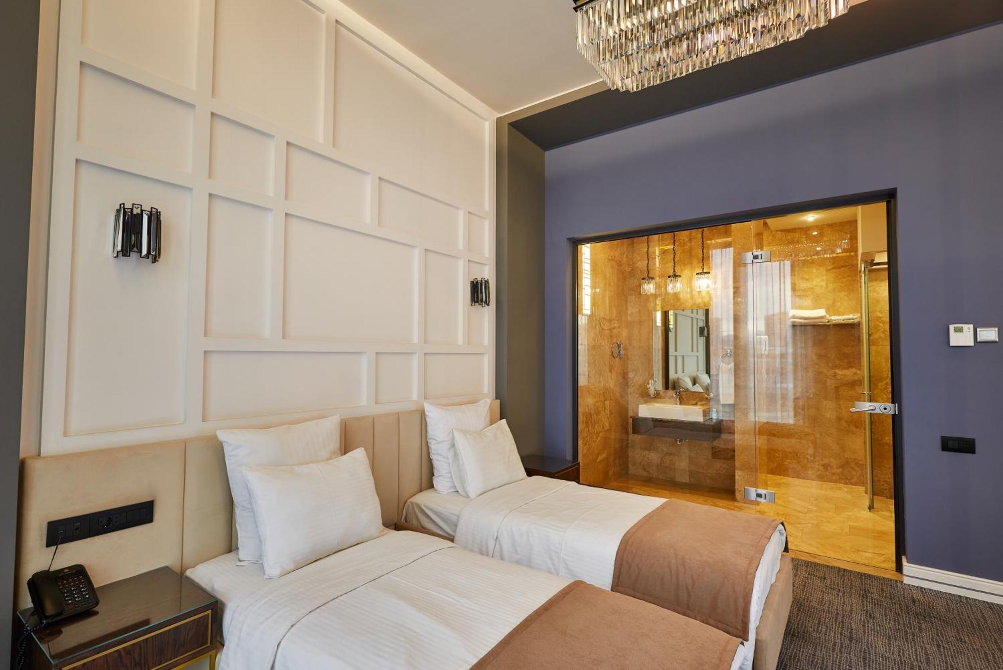 Aghababyan'S Hotel Jerevan Rum bild A room at the hotel