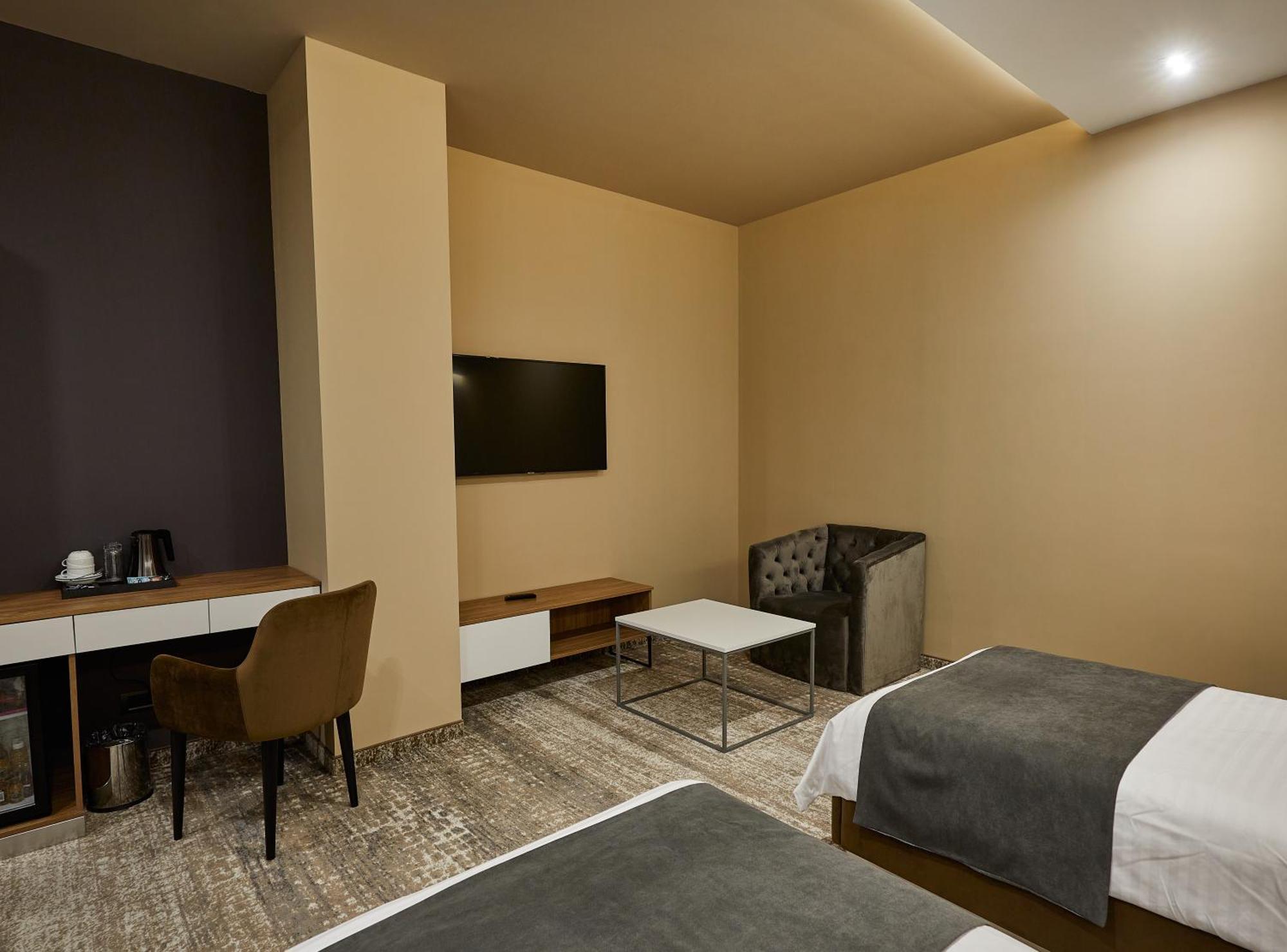 Aghababyan'S Hotel Jerevan Rum bild A room at the hotel