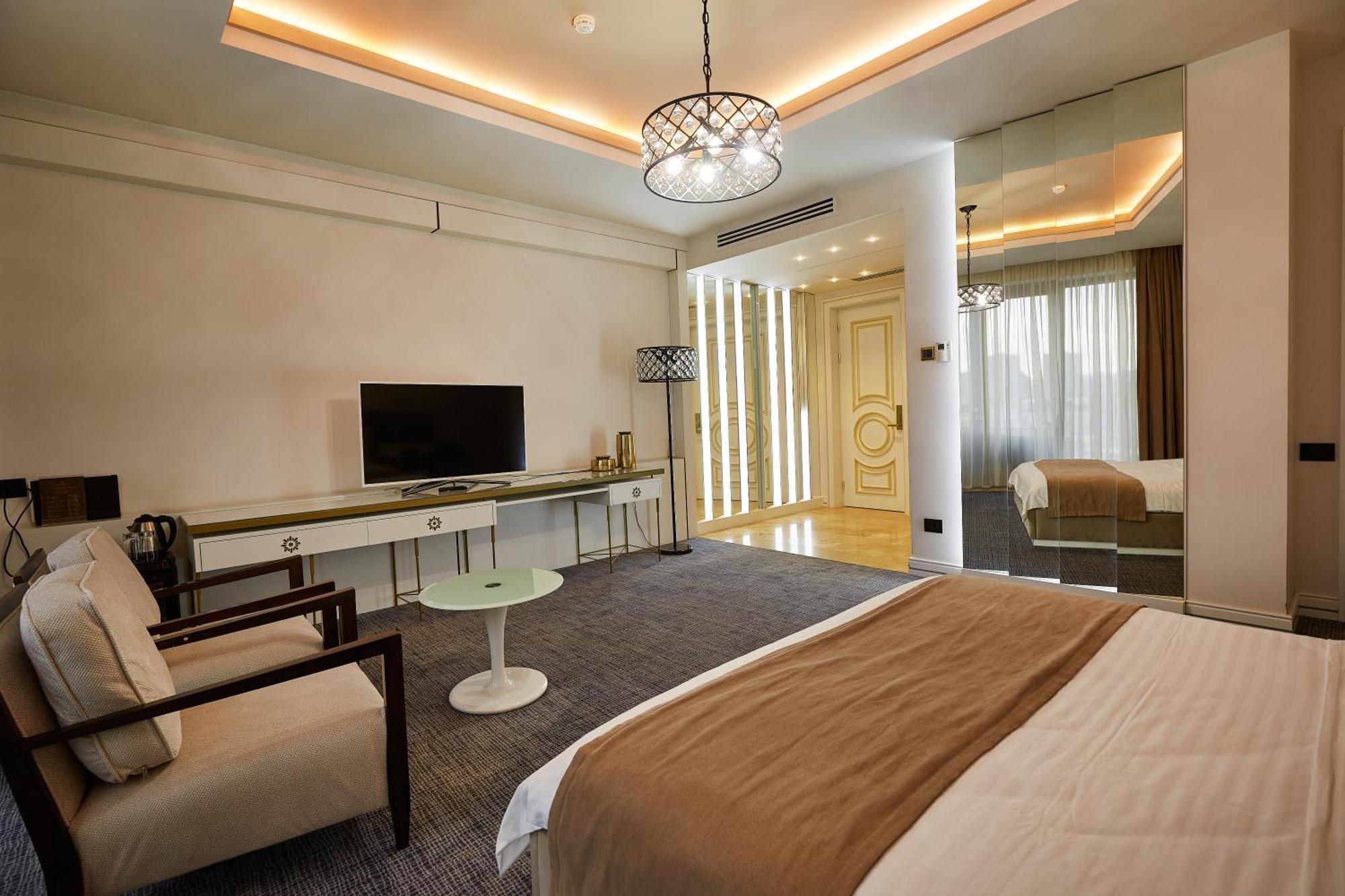 Aghababyan'S Hotel Jerevan Rum bild A room at the hotel