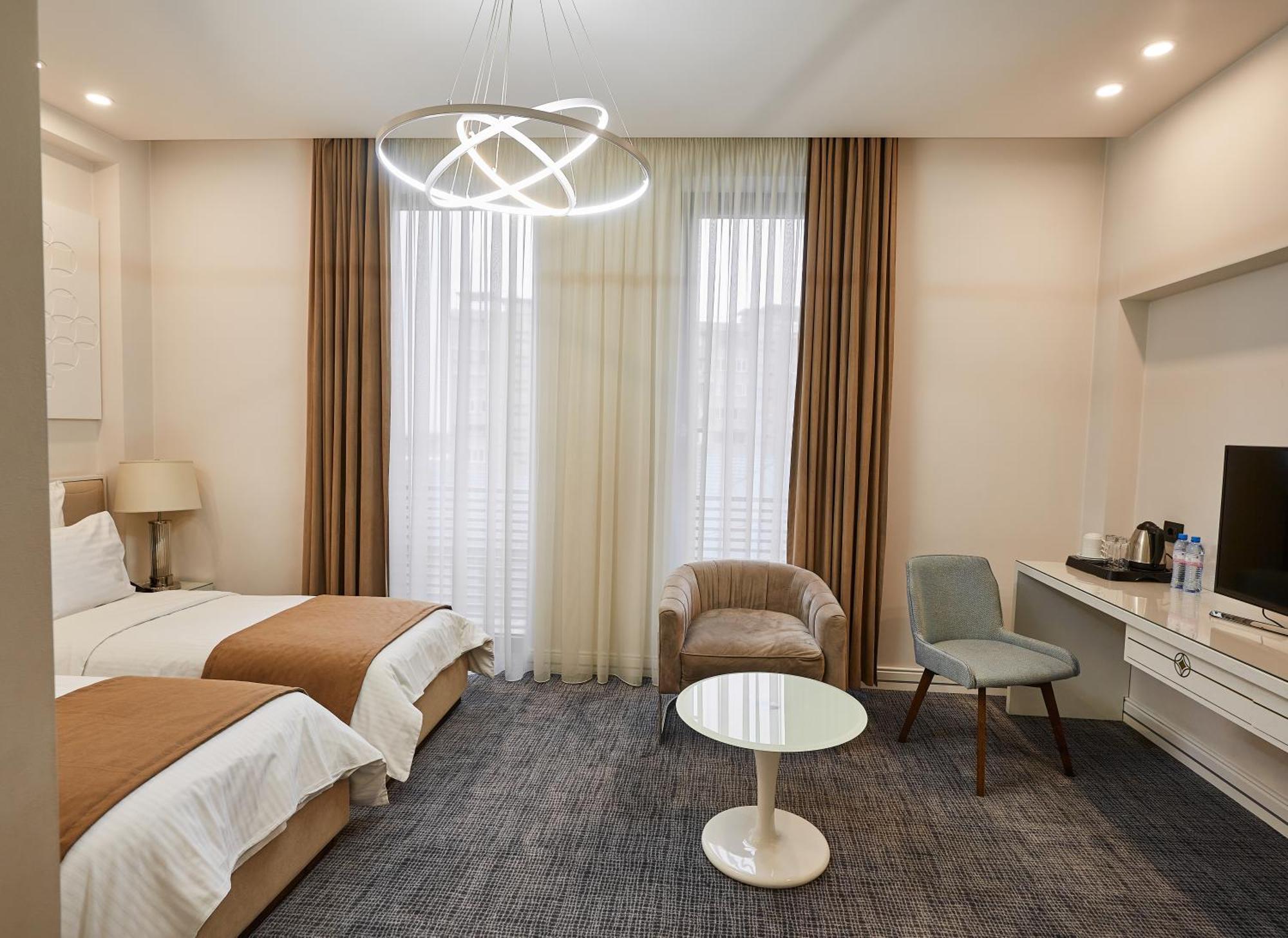 Aghababyan'S Hotel Jerevan Rum bild A room at the hotel