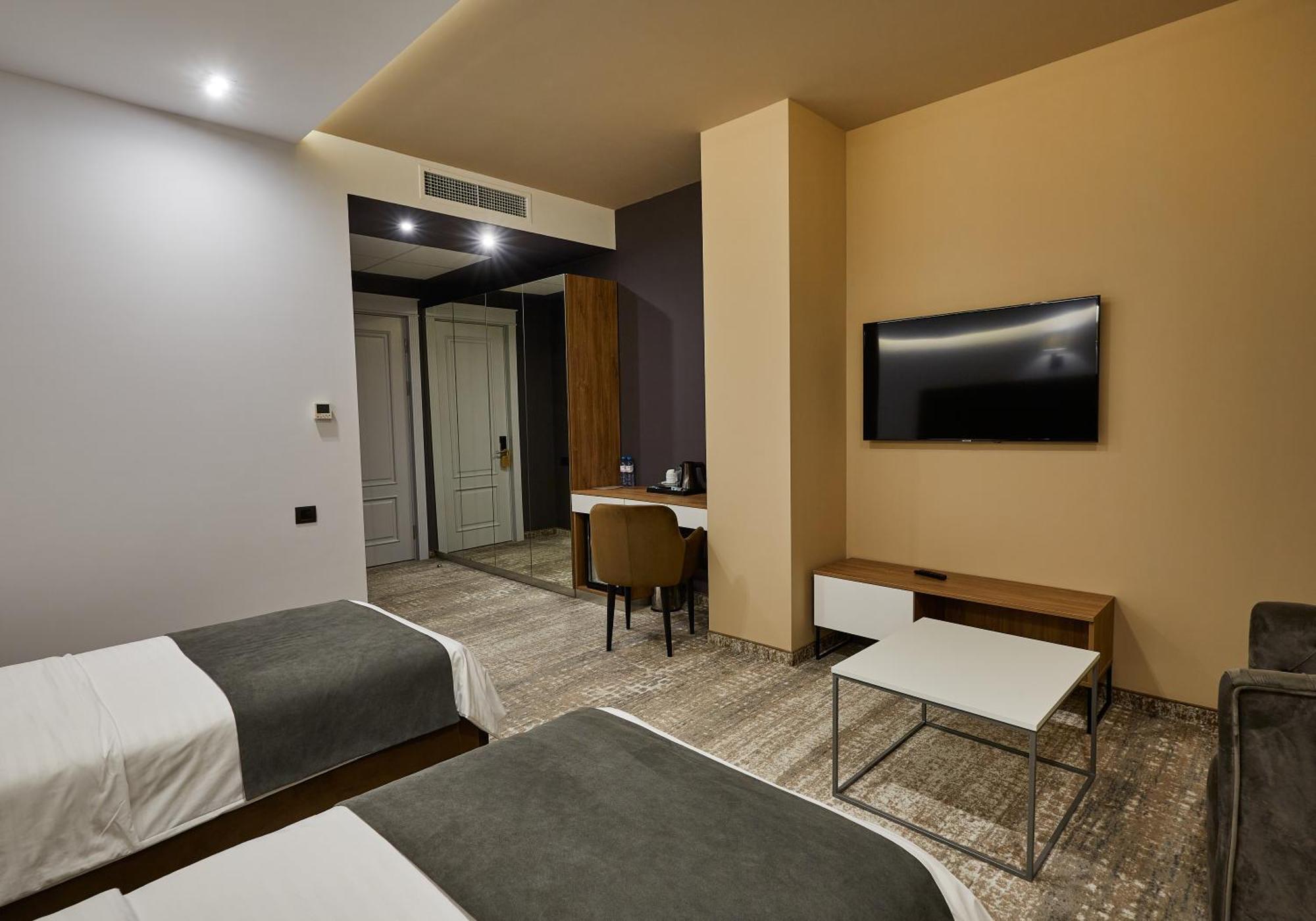Aghababyan'S Hotel Jerevan Rum bild A room at the hotel