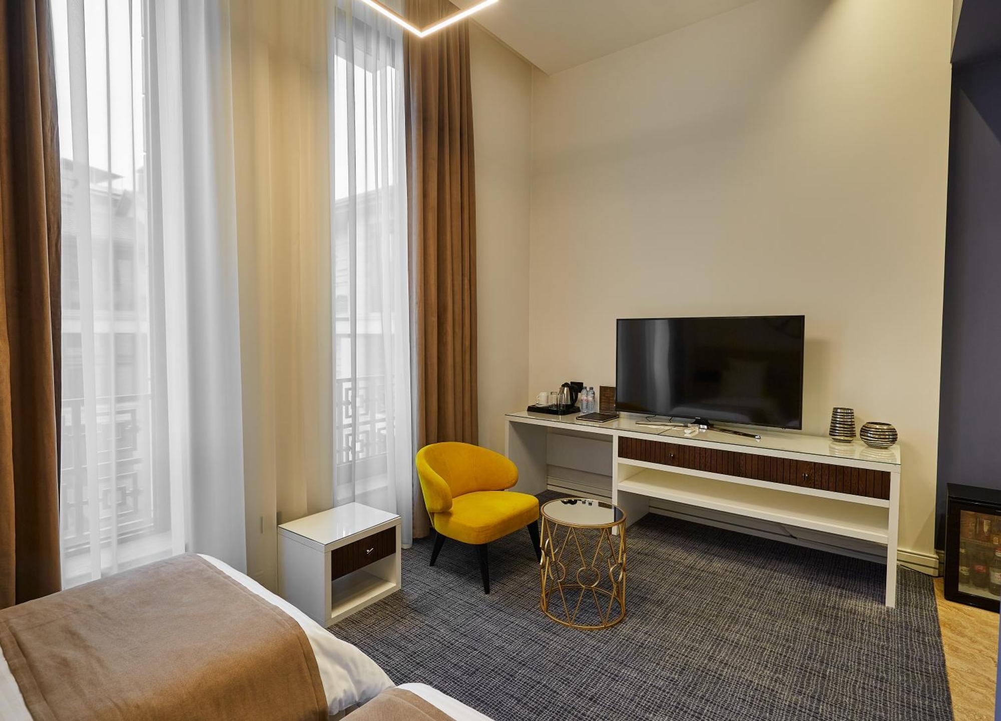 Aghababyan'S Hotel Jerevan Rum bild A room at the hotel