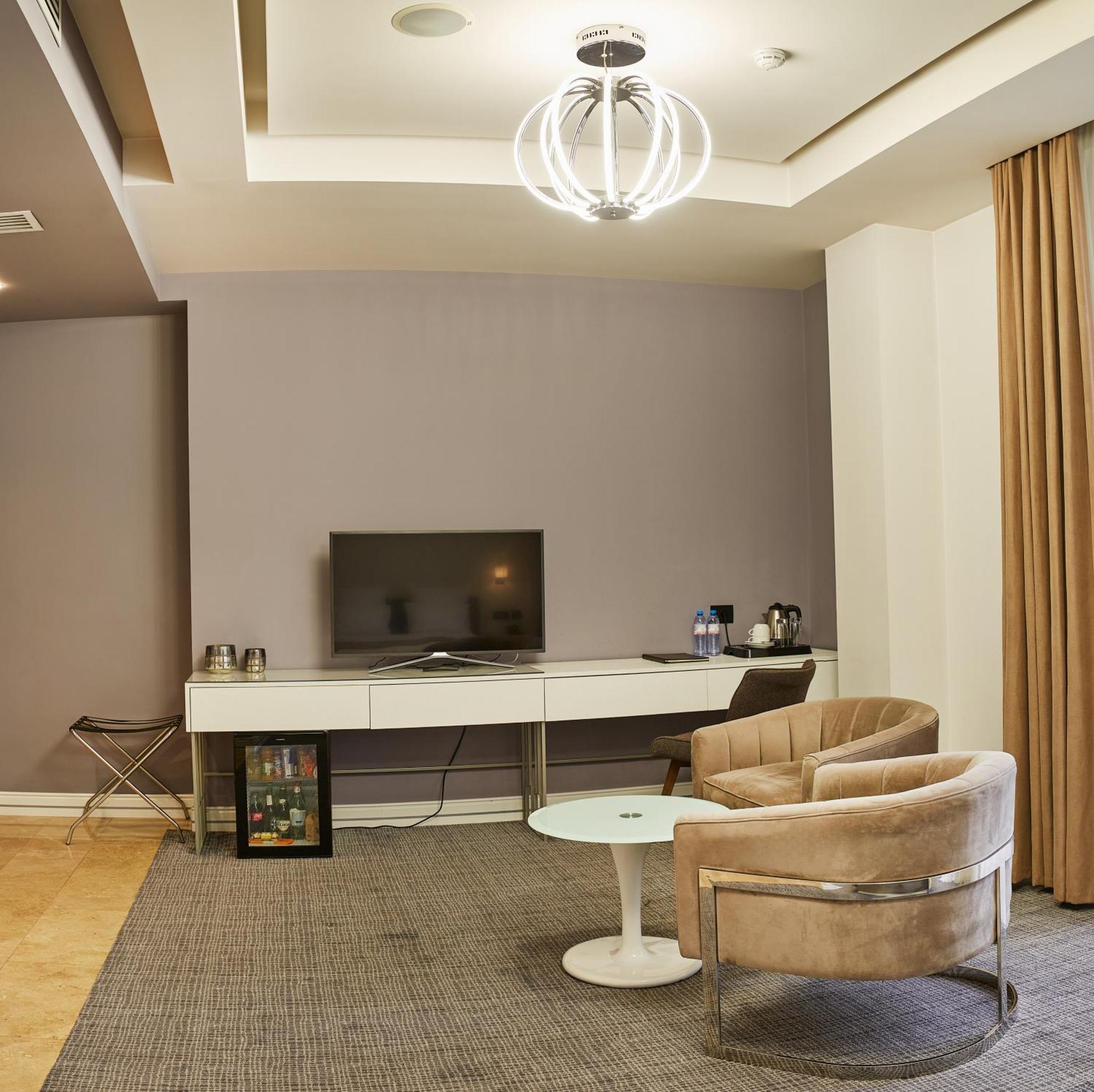 Aghababyan'S Hotel Jerevan Rum bild A room at the hotel