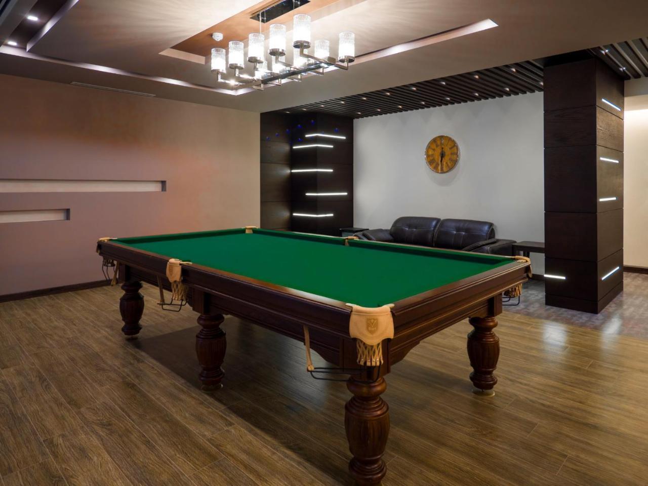 Aghababyan'S Hotel Jerevan Exteriör bild A pool table