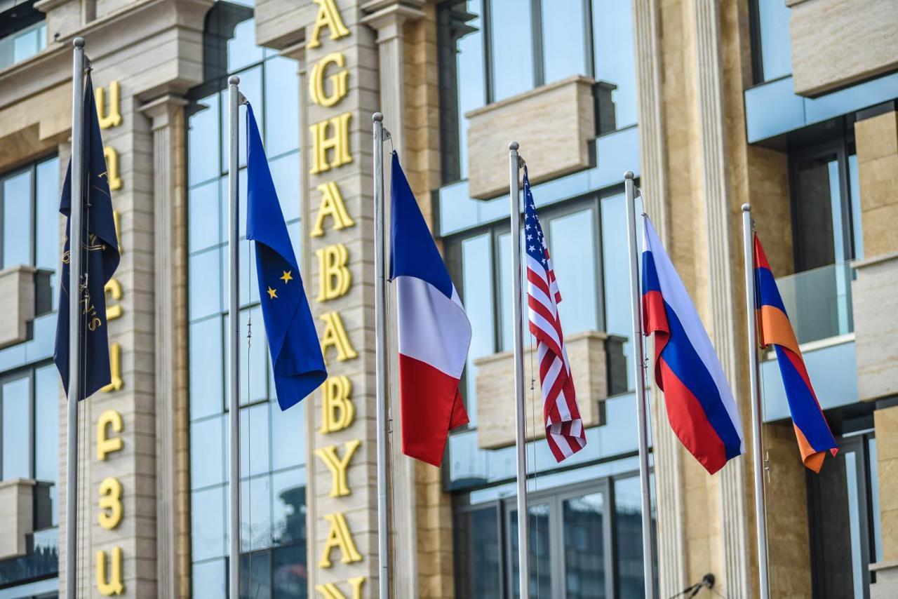 Aghababyan'S Hotel Jerevan Exteriör bild Flags of the European Union, France, the United States, Russia and Armenia in front of the headquarters of the Eurasian Economic Union in Minsk